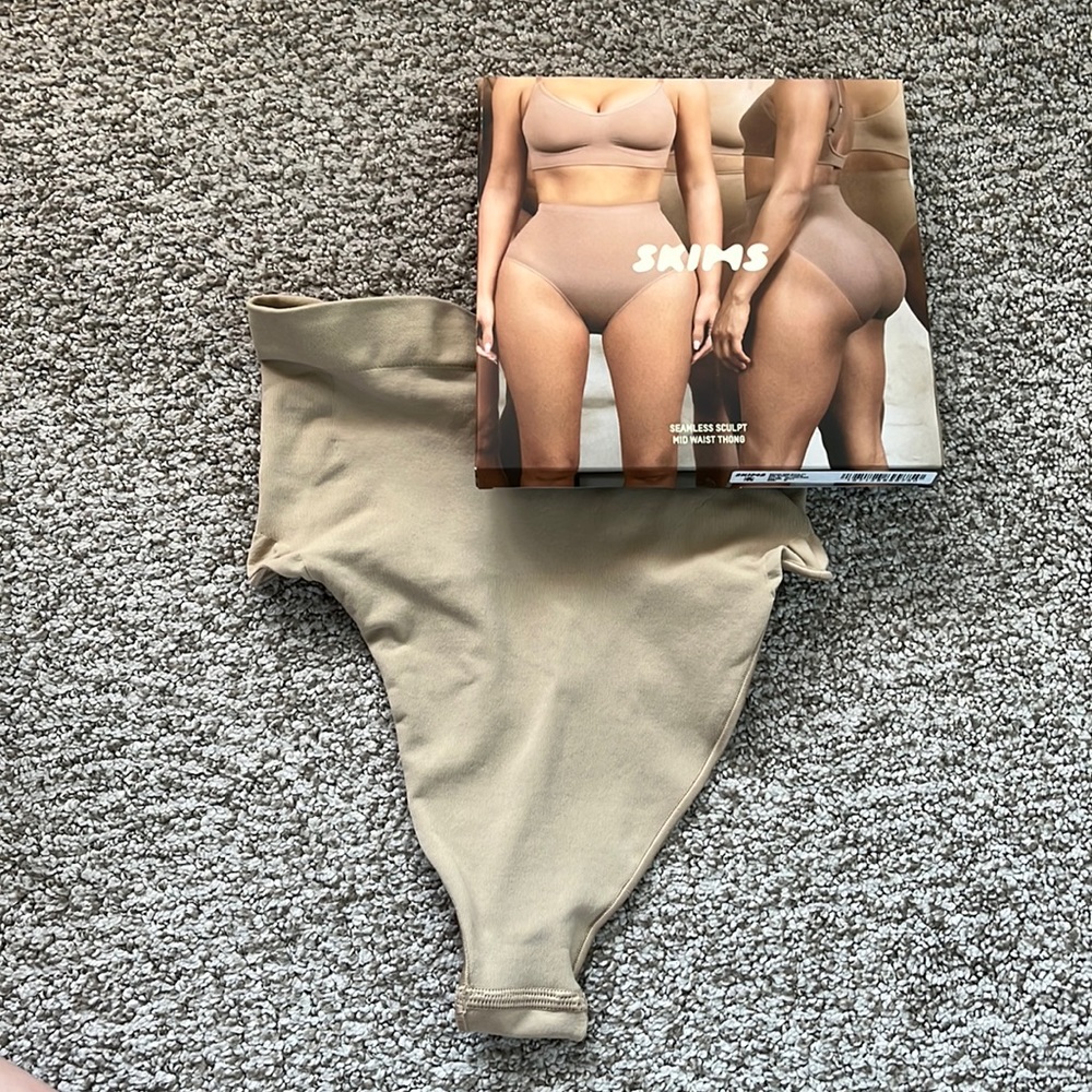Skims Seamless Sculpt Mid Waist Thong NEVER WORN